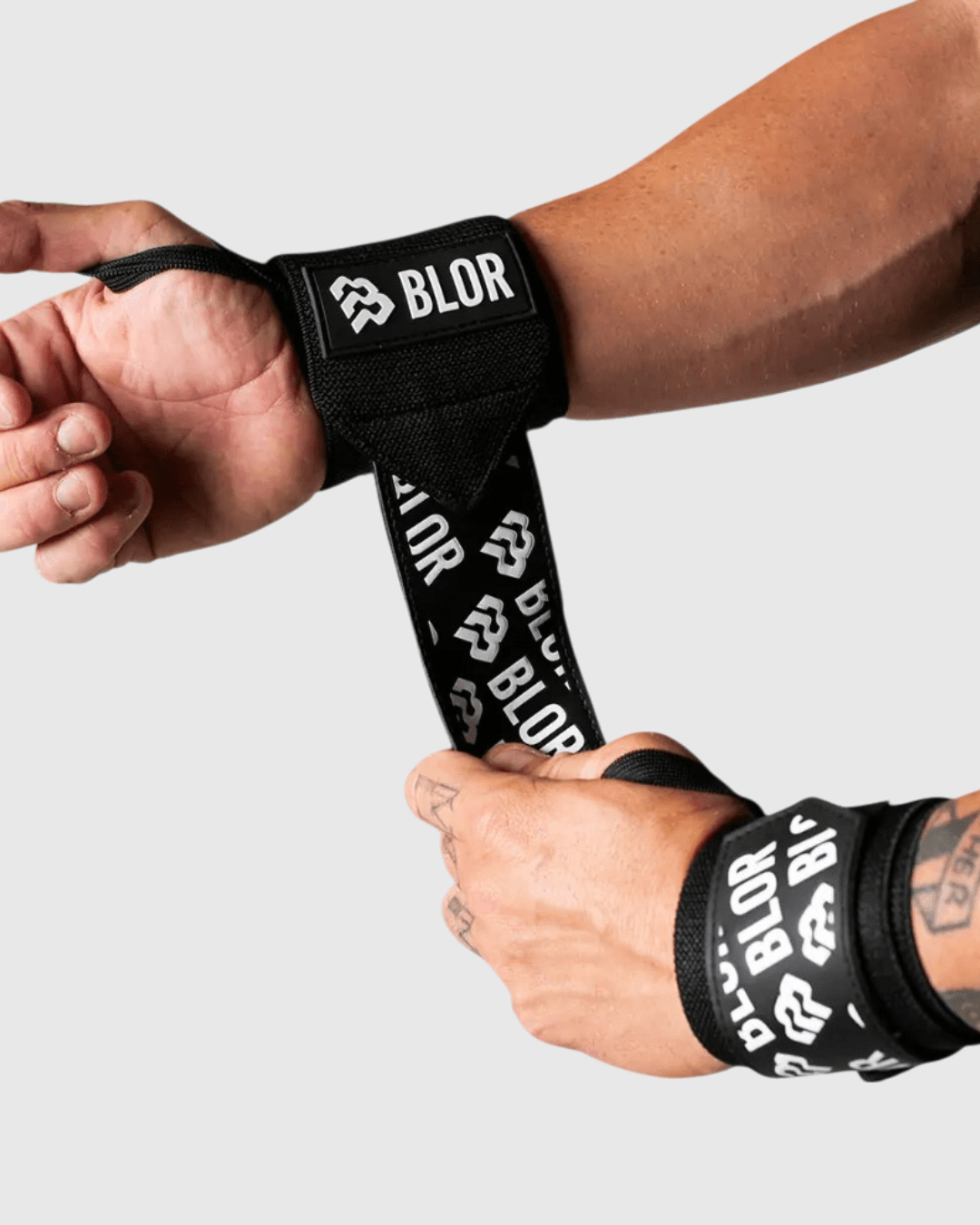 uomo solleva bilanciere